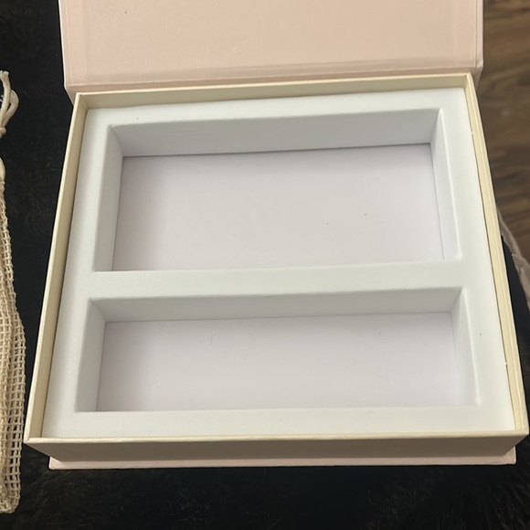 Neiman Marcus box with cloth circle pads and a small cloth bag - Picture 5 of 5